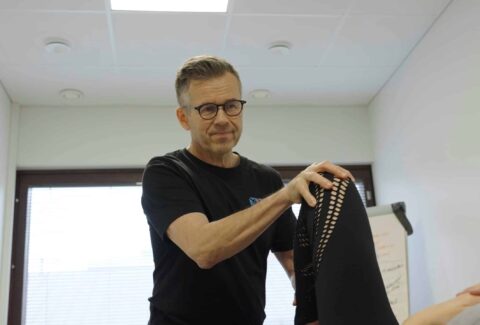 Osteopaatti Jerry Ketola tutkii potilaan selän biomekaniikkaa.