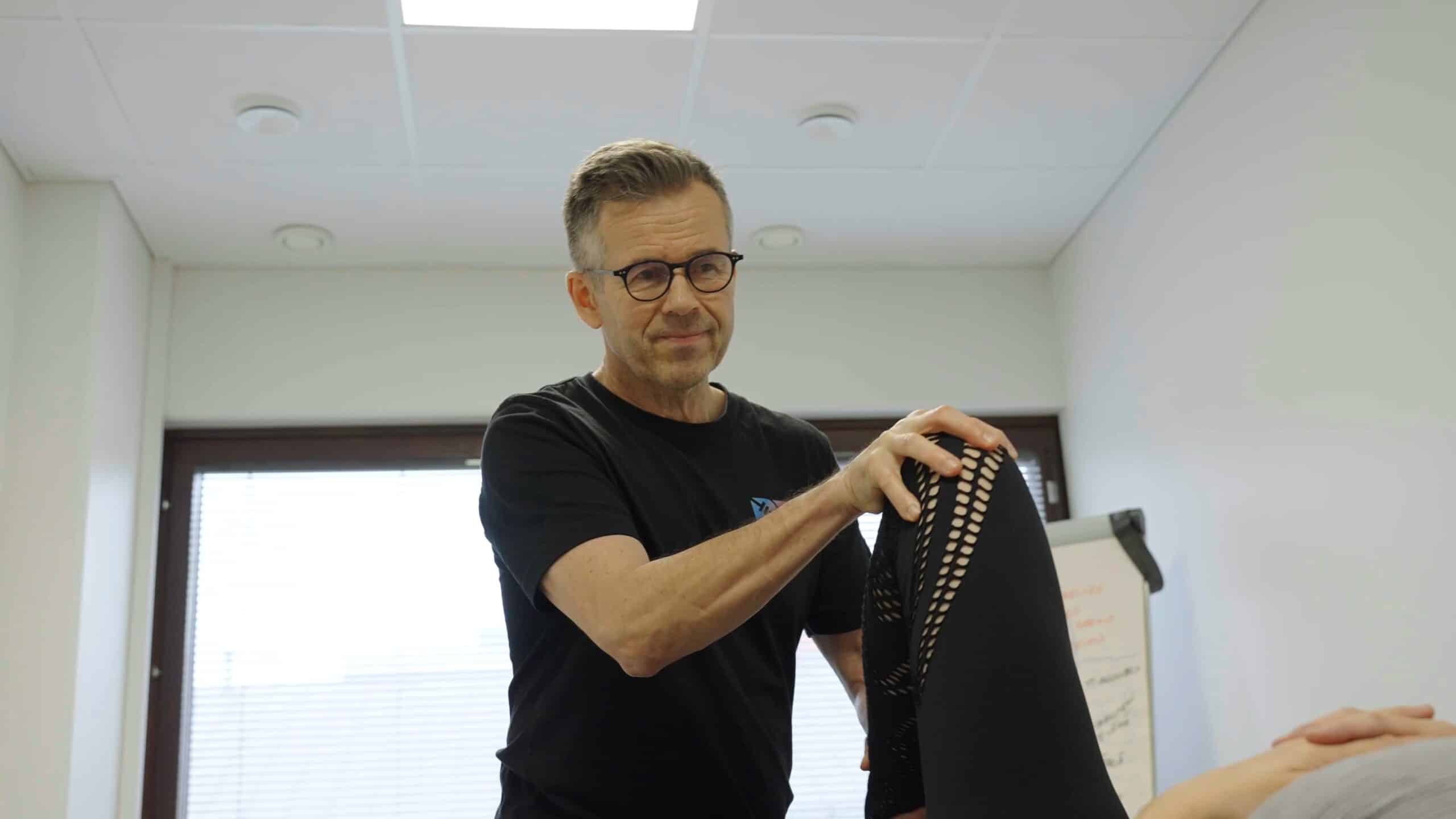 Osteopaatti Jerry Ketola tutkii potilaan selän biomekaniikkaa.