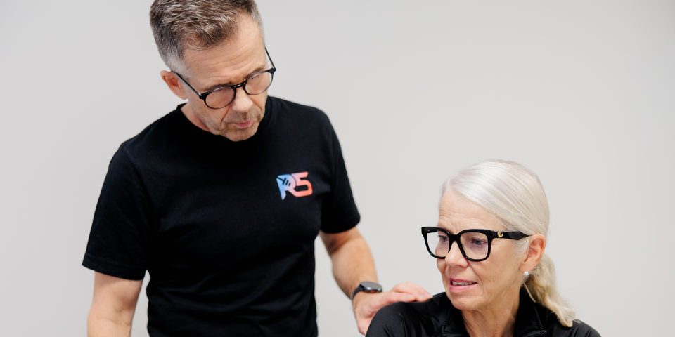 Osteopaatti Jerry Ketola tutkii asiakkaan olkapäätä