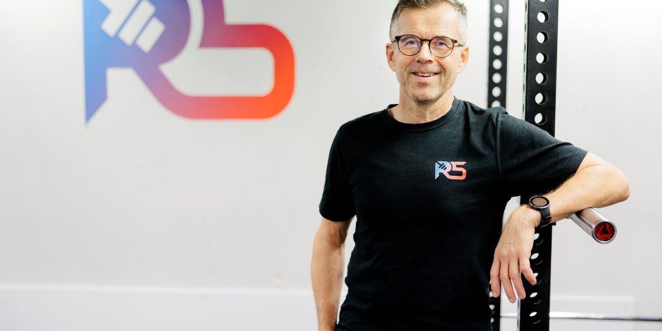 Personal trainer ja osteopaatti Jerry Ketola R5-kuntosalilla Helsingin Metsälässä